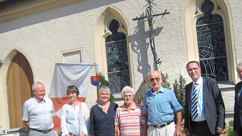 Georg Schiedeck (3. von rechts) mit Vertretern der Gemeinden Kirchroth und Parkstetten und weiteren Teilnehmern bei einem Gedenktag im September 2021, bei dem an Flucht und Vertreibung vor 75 Jahren erinnert wurde. Im Hintergrund ist das Denkmal zu erkennen.