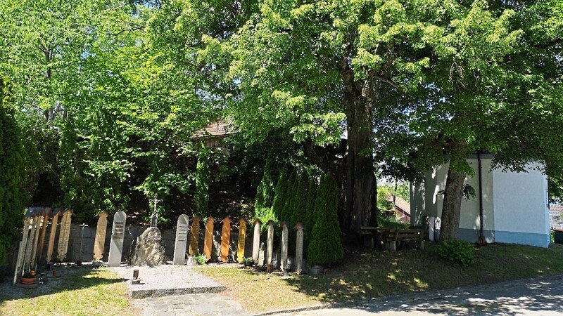 Die Maiandacht findet bei den Totenbrettern der Kapelle in Rindberg statt.