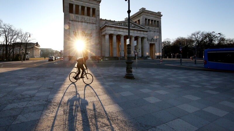 Was für ein Foto! Die Sonne blinzelt durch die Propyläen - und lässt den Radler für einen ganz kurzen Augenblick zum Erleuchteten werden.