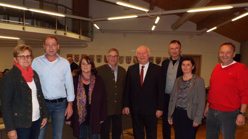 Kreis- und Bezirksbäuerin Irene Waas ( von links), Franz Fürst, Christina Walk, Friedhelm Dickow, Landrat Heinrich Trapp, Geschäftsleitender Beamter Johann Kerscher, Luise Lauerer, Rudi Weiß.