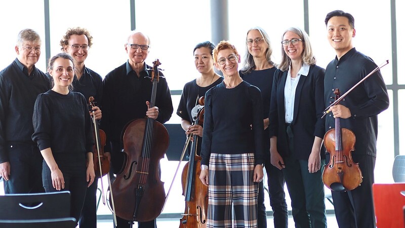 Das Sinfonietta-Streichsextett mit Moderatorin Maddalena Ernst (Zweite von links) und den MMG-Musiklehrerinnen Monika Schwarz und Antonie Gorzawski (Zweite und Vierte von rechts) in der Mensa.