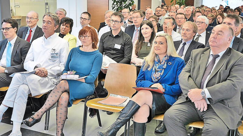 Unter den Ehrengästen waren auch Oberbürgermeister Dr. Christian Moser (2. v. li.) und Vizelandrat Josef Färber (re.).