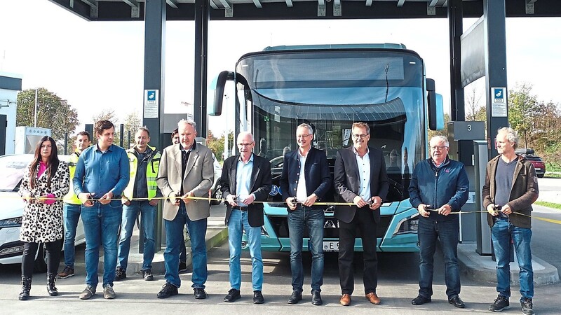 Oberbürgermeister Markus Pannermayr (4.v.r.) schnitt zusammen mit Stadtwerke-Geschäftsführer Günter Winter (links daneben), Stadtbus-Betreiber Franz Ebenbeck (rechts daneben) und Matthias Ebenbeck (2.v.l) sowie Mitarbeitern und Aufsichtsräten der Stadtwerke das gelbe Band zur Eröffnung der Biomethan-Tankstelle durch.