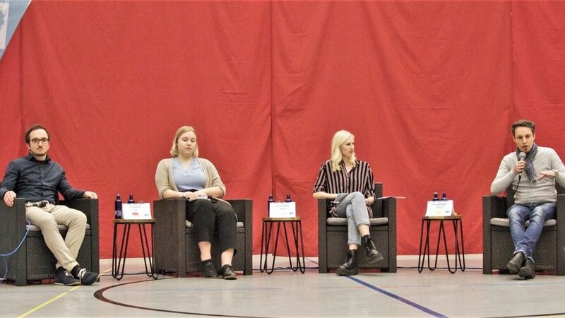 Die Diskussionsrunde mit (v. l.) Sarah Akhtar (Die Grünen), Johannes Brindl (Junge Liste), Iris Hofmann (SPD), Moderatorin Sarah Zöllner, Florian Romanowski (FDP) und Stefan Zitzelsberger (CSU).