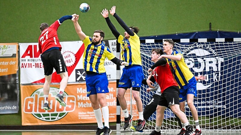 Die Mettener Mauer (gelb-blaue Trikots) hielt stand: Durch den Heimsieg der SSG gegen den kommenden Meister HSG Freising-Neufahrn sicherten sich die "Klosterer" vorzeitig den Klassenerhalt in der Bezirksoberliga Altbayern.