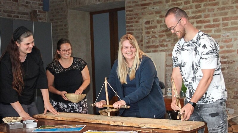 Schmuck wie in der Steinzeit herstellen: In den Räumen der Museumspädagogik hatten Anja Hobmeier (v.l.), Praktikantin Amelie Kaiser, KJR-Geschäftsführerin Kerstin Dietzinger und Stadtjugendpfleger Lukas Weller viel Spaß.