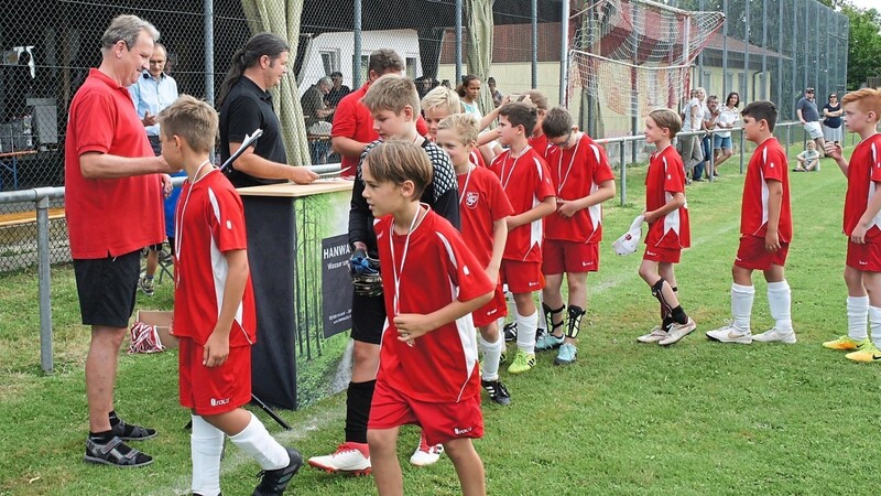 Das beliebte Jugendfußballturnier "Hanwalter-Cup" musste coronabedingt abgesagt werden. Vorsitzender Dr. Hermann Leiderer (links) moderierte alljährlich die Preisverleihung.