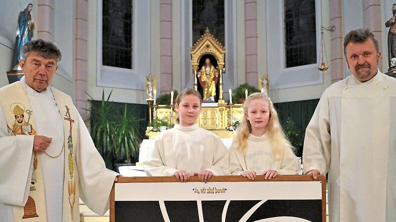 Die zwei Neulinge Lisa Hupf und Anna-Lena Neumaier mit Pfarrer Ambros Trummer und Pastoralreferent Martin Münch