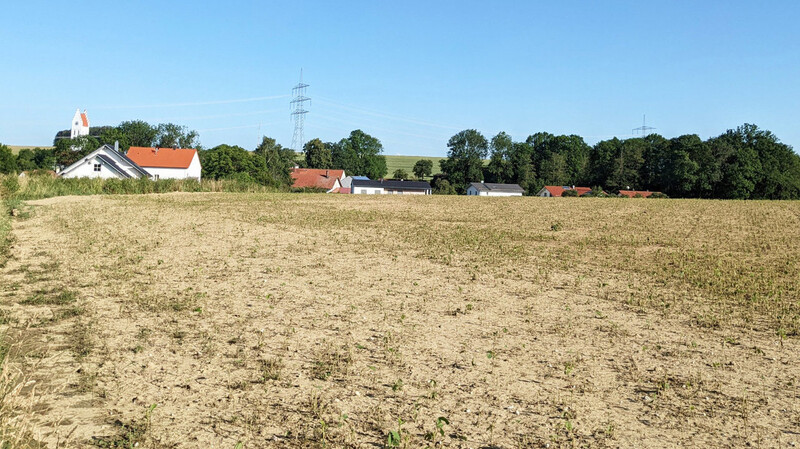 Wörnstorf liegt in einer Senke und grenzt an großflächige Äcker an. Wasser hat es bei Starkregen leicht, die Häuser zu erreichen.