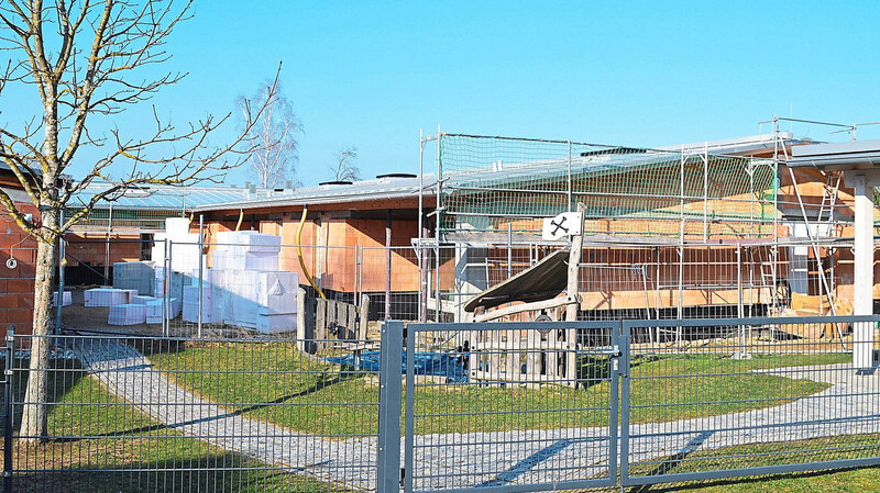 Wenn das Gerüst entfernt werden kann, startet der Gartenbauer mit den Außenanlagen am KiTa-Erweiterungsbau in Elsendorf.