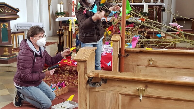 Helferinnen beim Vorbereiten des Schmetterlings-Strauchs in Pauluszell.