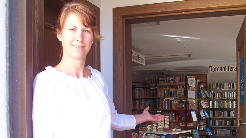 Büchereileiterin Maria Sporrer freut sich, die Leser wieder persönlich vor Ort begrüßen zu dürfen.