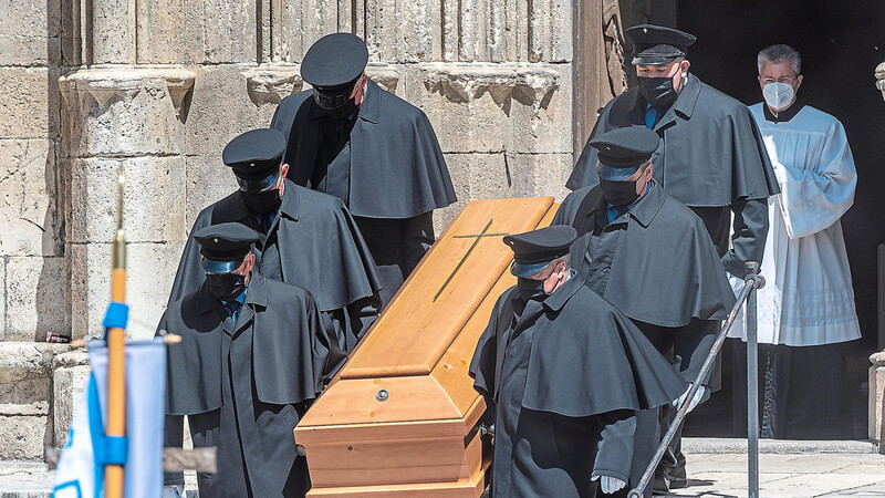 Begleitet vom Gesang des Vokalensembles der ehemaligen Domspatzen ist der berühmte Domkapellmeister und Bruder von Papst emeritus Benedikt XVI. auf dem Unteren katholischen Friedhof in Regensburg zu Grabe getragen worden.