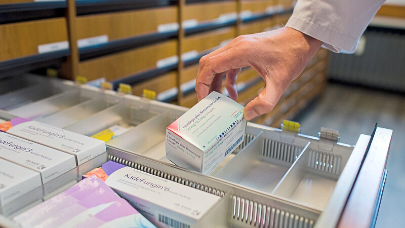 Nicht immer sind die Schubladen der Apotheken so gut gefüllt, wie sich das die Apotheker und Patienten wünschen würden. Fehlt ein Medikament wegen Lieferengpässen, müssen Apotheker versuchen, irgendwie Ersatz zu finden.