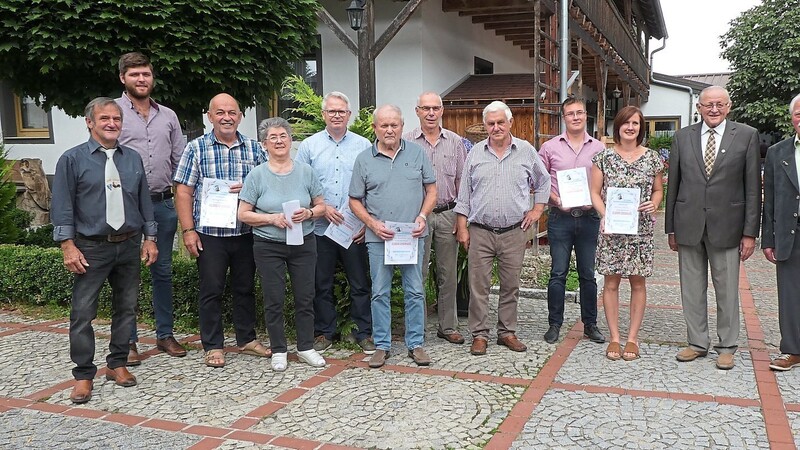 Vorsitzender Karl Andreaus (v.l.), Kreisvorsitzender Christian Aigner, Ludwig Donharl, Marianne Schrettenbrunner, Max Freihuber jun., Max Freihuber sen., Josef Ring, Erwin Fleischmann sen., Max Andreaus, Melanie Andreaus, Josef Brunner und Georg Müller.