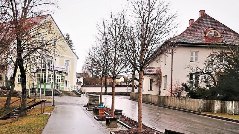 Wie geht es mit dem Haus gegenüber der Viechtacher Stadthalle weiter? Vorschläge gibt es bereits, doch entschieden wird, wenn das Thema im Stadtrat landet. Der tagt zur Zeit praktischerweise genau auf der anderen Straßenseite.