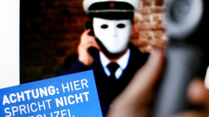 Betrüger geben sich als Polizisten aus und versuchen so am Telefon, Menschen um ihr Erspartes zu bringen. In Ostbayern häufen sich solche Fälle seit Mai.