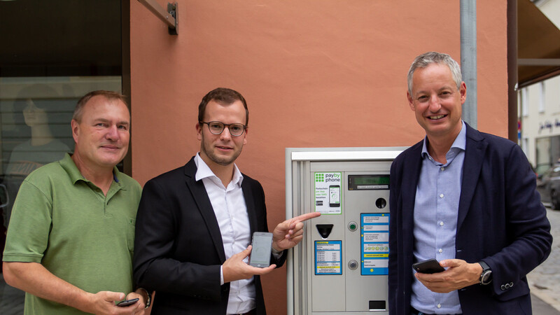 Die technische Einrichtung des Systems erfolgte über die Firma sunhill technologies aus Erlangen. Sales Manager Fabian Grief machte zusammen mit Oberbürgermeister Markus Pannermayr und Alfons Bielmaier von der örtlichen Straßenverkehrsbehörde erfolgreich die Probe aufs Exempel.