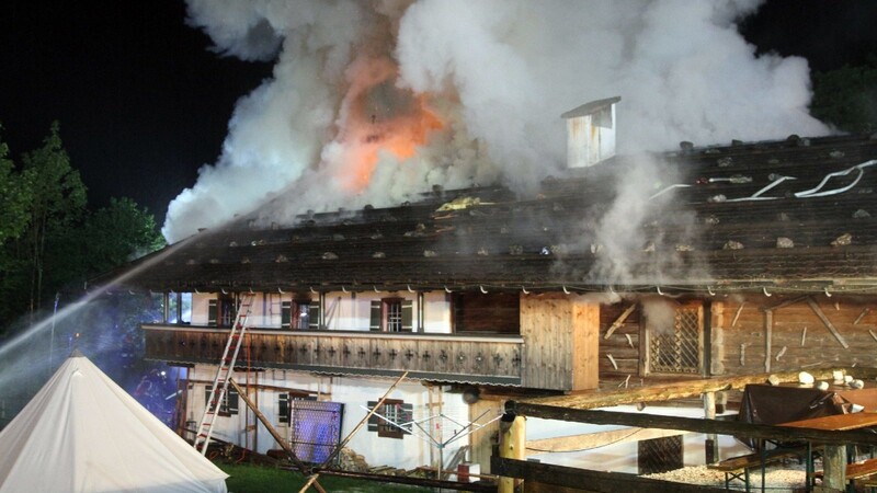 Sechs Menschen kamen bei dem Brand in Schneizlreuth ums Leben, 20 weitere wurden verletzt.