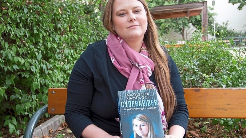 Kampusch mit ihrem neuen Buch "Cyberneider".