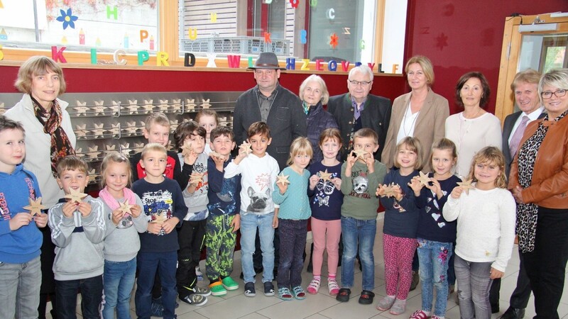 Die Schüler der Klasse 1b mit ihrem persönlichen Stern vor dem Sternenregal mit (hinten v. l.) Klassenleiterin Ursula Deckert, Michael Maier, Anita und Dominikus Westermaier, Claudia Scharf, Christa Nett, Gerhard Hilger und Schulleiterin Gisela Leitsch.