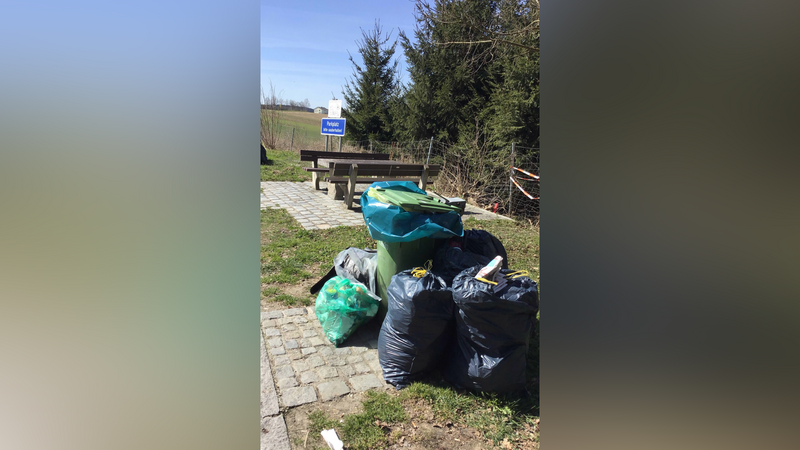 Ein Unbekannter entsorgt am Rastplatz der B15 bei Vilsheim immer wieder seinen Hausmüll.