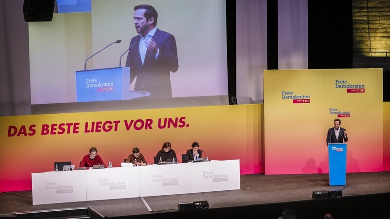 Martin Hagen spricht während des Landesparteitages.