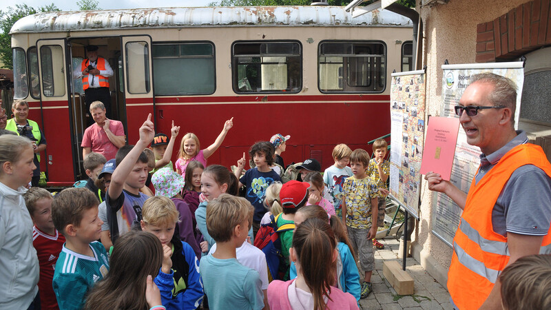 Für die Kinder fuhr eigens das Bockerl mit dem angehängten Schienenbus vor.