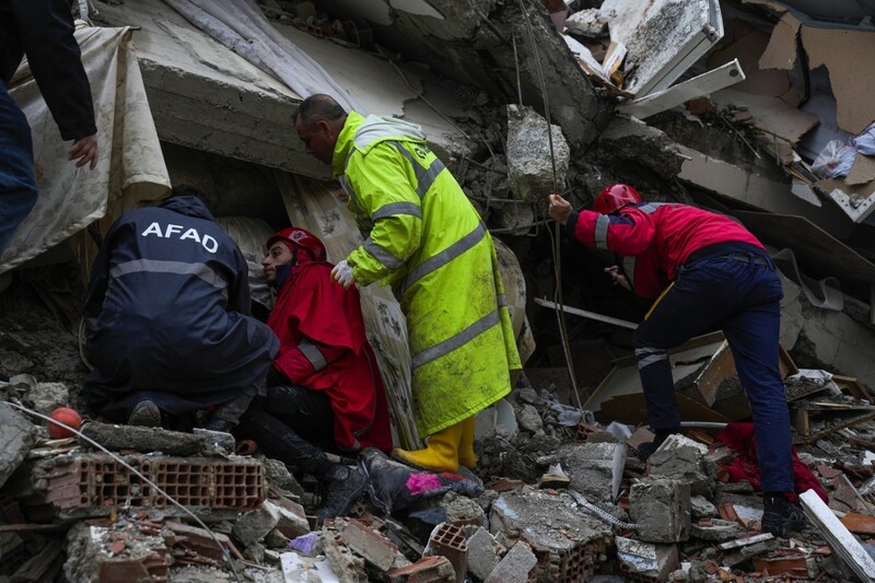Rettungskräfte suchen nach Menschen in den Trümmern eines zerstörten Gebäude. 