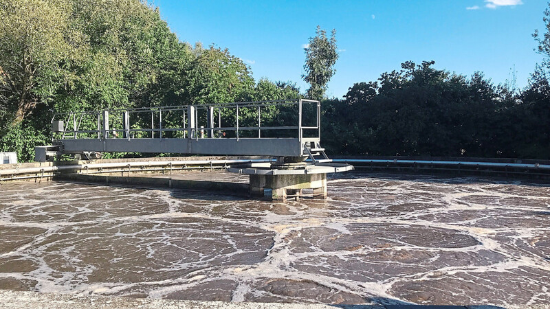 Bakterien und andere Mikroorganismen bauen im sogenannten Belebungsbecken die im Abwasser gelösten organischen Stoffe sowie Phosphate und Stickstoff ab. Das Bild ist in der Attinger Kläranlage entstanden.