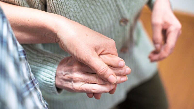 Bewegung gehört bei der Pflege von Angehörigen dazu.