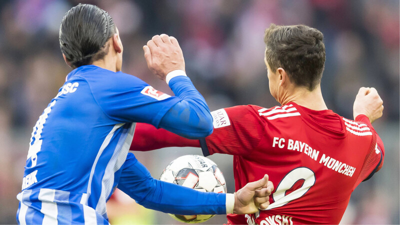 Hart attackiert: Robert Lewandowski (re.) vom FC Bayern.