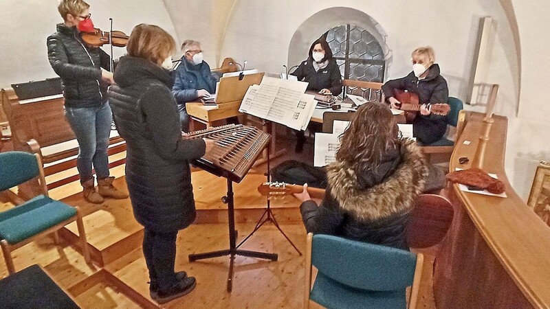 Zum Gedenken an ihren am 10. Januar verstorbenen Mitbegründer und Musikleiter Joe Kolbeck ließ die "Grafenwiesener Vielsaitigkeit" bei der Rorate am Freitagabend ihre Instrumente erklingen.