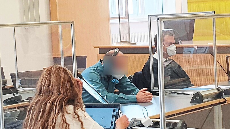 Der Angeklagte soll seine Ehefrau aus Eifersucht getötet haben.