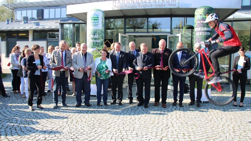 Im Beisein des einstigen bayerischen Staatsministers für Ernährung, Landwirtschaft und Forsten, Helmut Brunner, eröffneten die Ehrengäste vor dem ATT in Furth im Wald den "Trans Bayerwald".