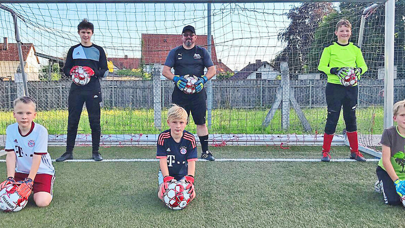 "Thomas Klinger (stehend, Mitte) trainiert die Torhüter der SG Vilsbiburg/Haarbach: C-Jugend-Keeper Kevin Winterstetter (links) und D-Jugend-Torhüter Benedikt Kohler (rechts) sowie die drei E-Junioren-Torhüter Jonathan Kuchler, Vincent Saxer und Tim Werkstetter (knieend von links).