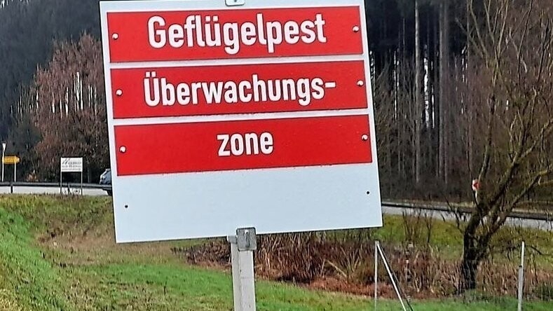 An der B 299 stehen noch bis voraussichtlich 12. Dezember die Warnschilder. Dann wird - wenn keine weiteren Infektionen auftauchen - die Überwachungszone mit einem Radius von zehn Kilometer um den betroffenen Hof in der Gemeinde Schalkham wegfallen.