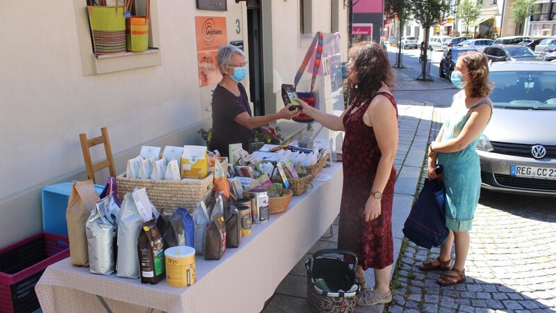 Roswitha Dirnberger-Zinkl (li.) am Stand vor dem Weltkaden. Im September soll der neue Laden in der Ringstraße eröffnet werden.