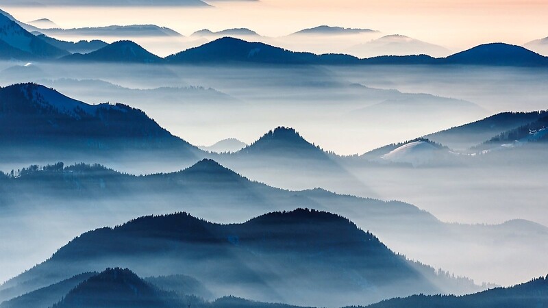 Sanft und doch massiv: Hügel im Dunst im Chiemgau