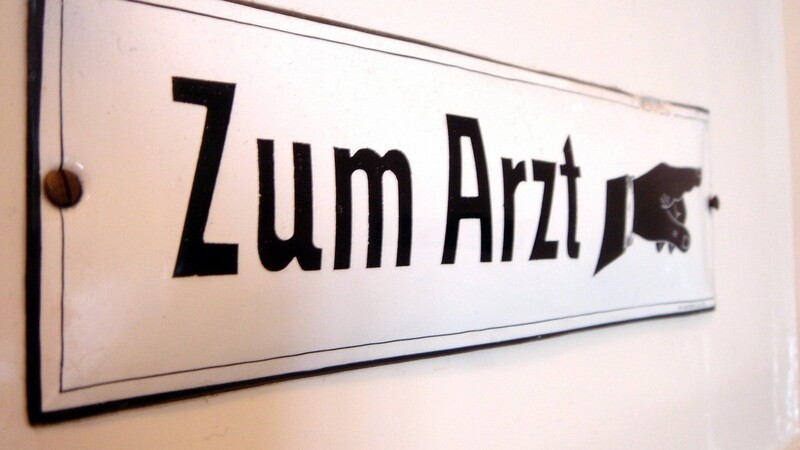 Schild zum Arzt