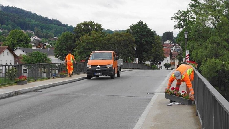 Mit den Blumenkästen auf der Regenbrücke schafft die Gemeinde jedes Jahr einen besonderen Farbtupfer.