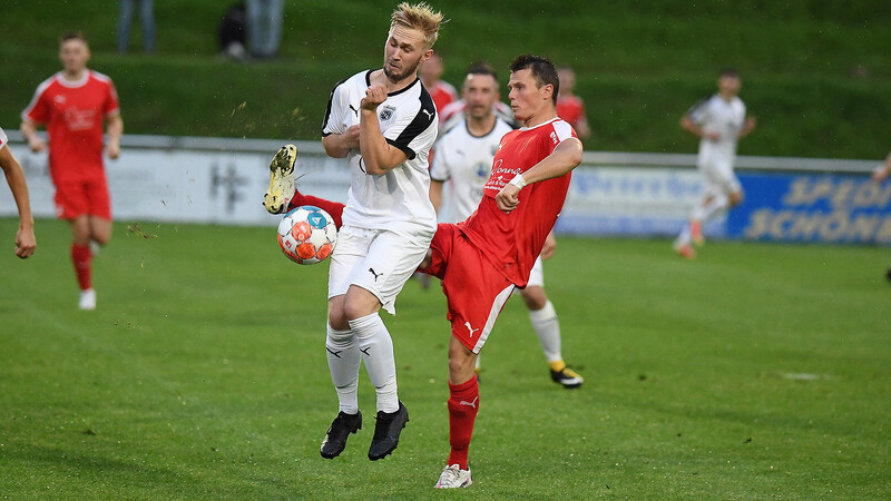 Viel einstecken musste die Mannschaft des VfB Straubing (in Weiß) in der bisherigen Saison.