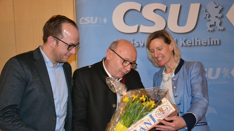 Der Abensberger CSU-Ortsvorsitzende Daniel Ritz und CSU-Kreisvorsitzender Martin Neumeyer überreichten Angelika Niebler (v. l.) zum Dank für ihren Auftritt beim politischen Aschermittwoch einen kleinen Frühlingsgruß.