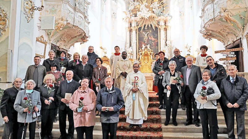 Die Ehejubilare mit Pater Michael und Pater Sagai.