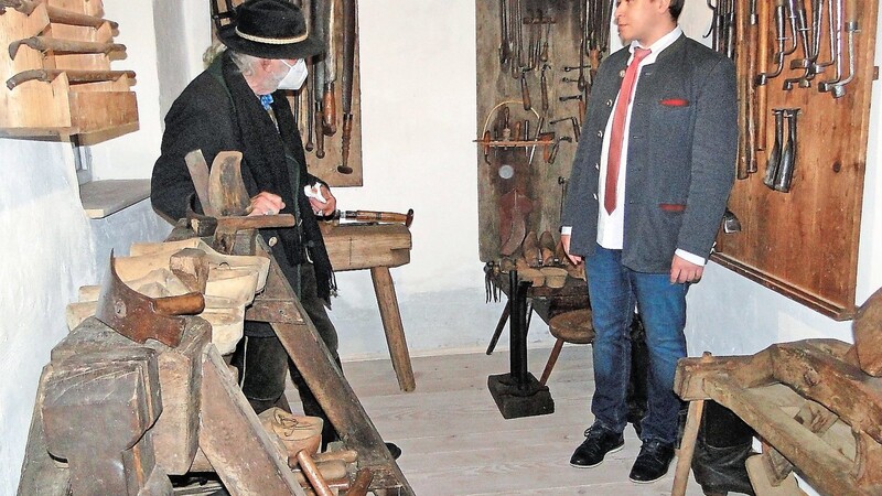 Jo Arnecke (l.) und Vorsitzender Walter Huber in der Holzschuhmacherwerkstatt. - Am Freitagabend wurden die "Historischen Werkstätten" eröffnet und von Pfarrer Günter Müller eingeweiht.