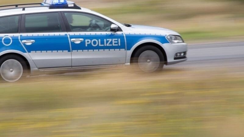 Ein Mann aus Steinsberg hat seine Mutter bedroht. Das führte zu einem großen Polizeieinsatz (Symbolbild).