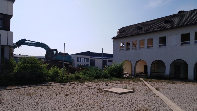 Die Abbrucharbeiten an der Grundschule sind schon weit fortgeschritten. Der Marktgemeinderat entschied sich in seiner jüngsten Sitzung für eine Fassadenverkleidung an Teilen des neuen Gebäudes.