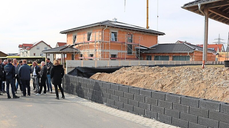 Zu hoch und an der Grundstücksgrenze: Der Chamer Bauausschuss beschäftigt sich mit einem Schwarzbau in Haidhäuser. Eigentlich wäre laut Bebauungsplan ein Rückbau nötig - aber der Beschluss fällt milder aus.