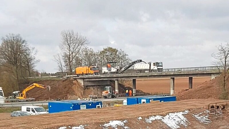 Die alte Brücke wird für den Abbruch vorbereitet. Am Donnerstagvormittag wurde der Asphalt abgefräst.