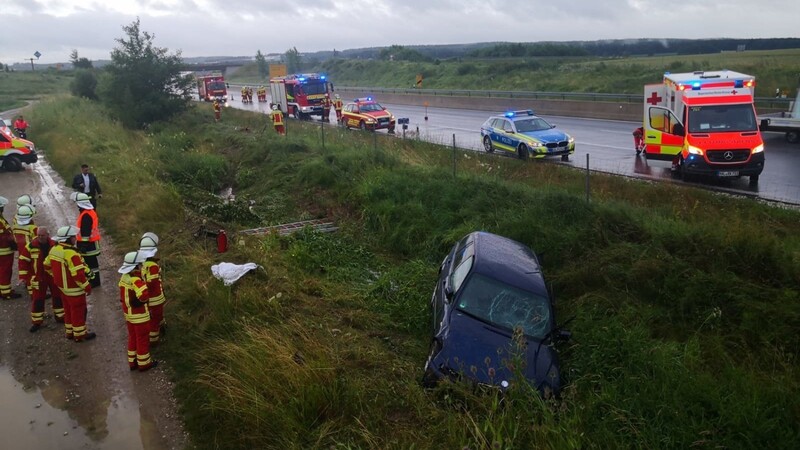 Auf regennasser Fahrbahn verlor ein BMW-Fahrer die Kontrolle über sein Fahrzeug und landete im Graben.